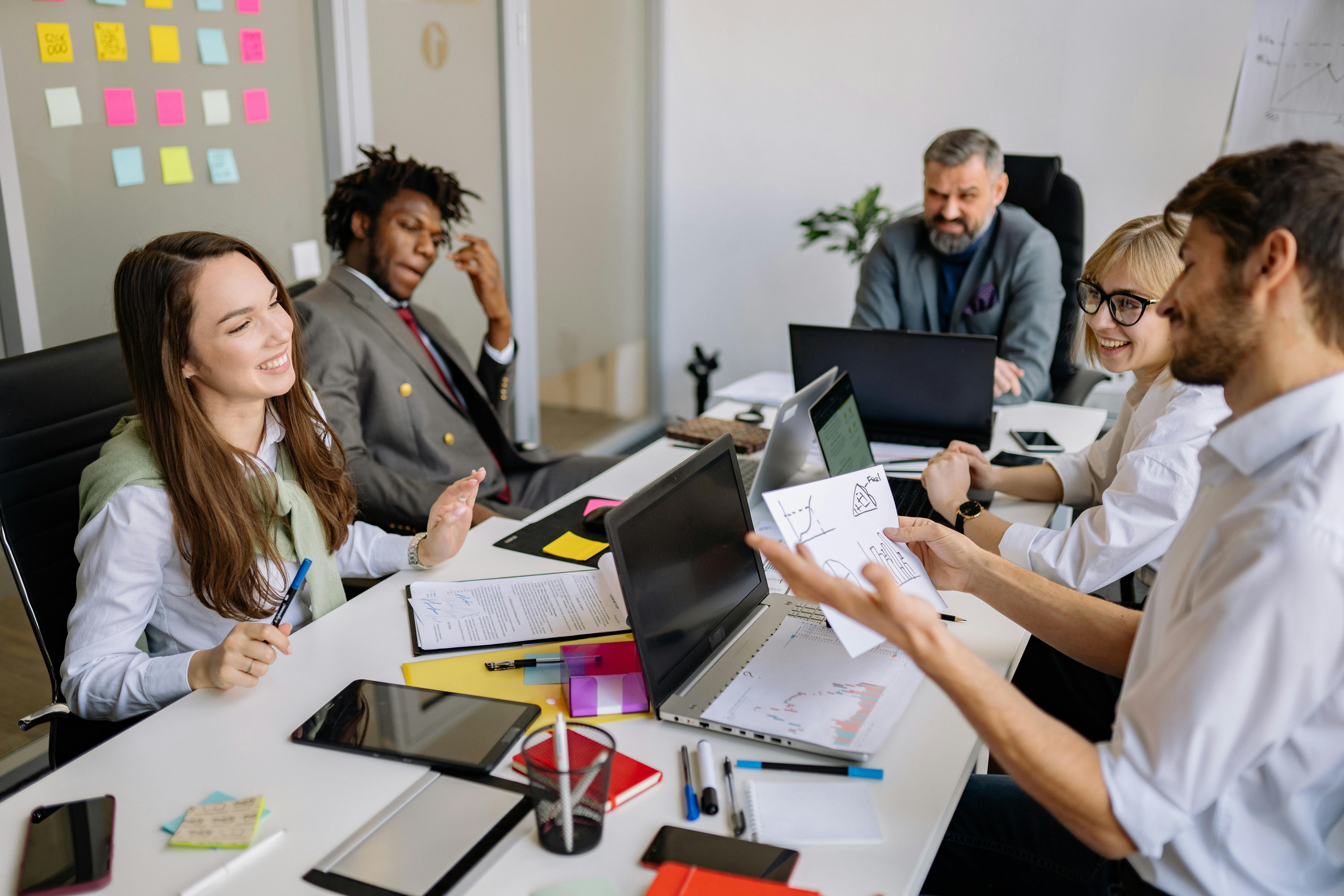 équipe de collaborateurs formés par Amplitude
